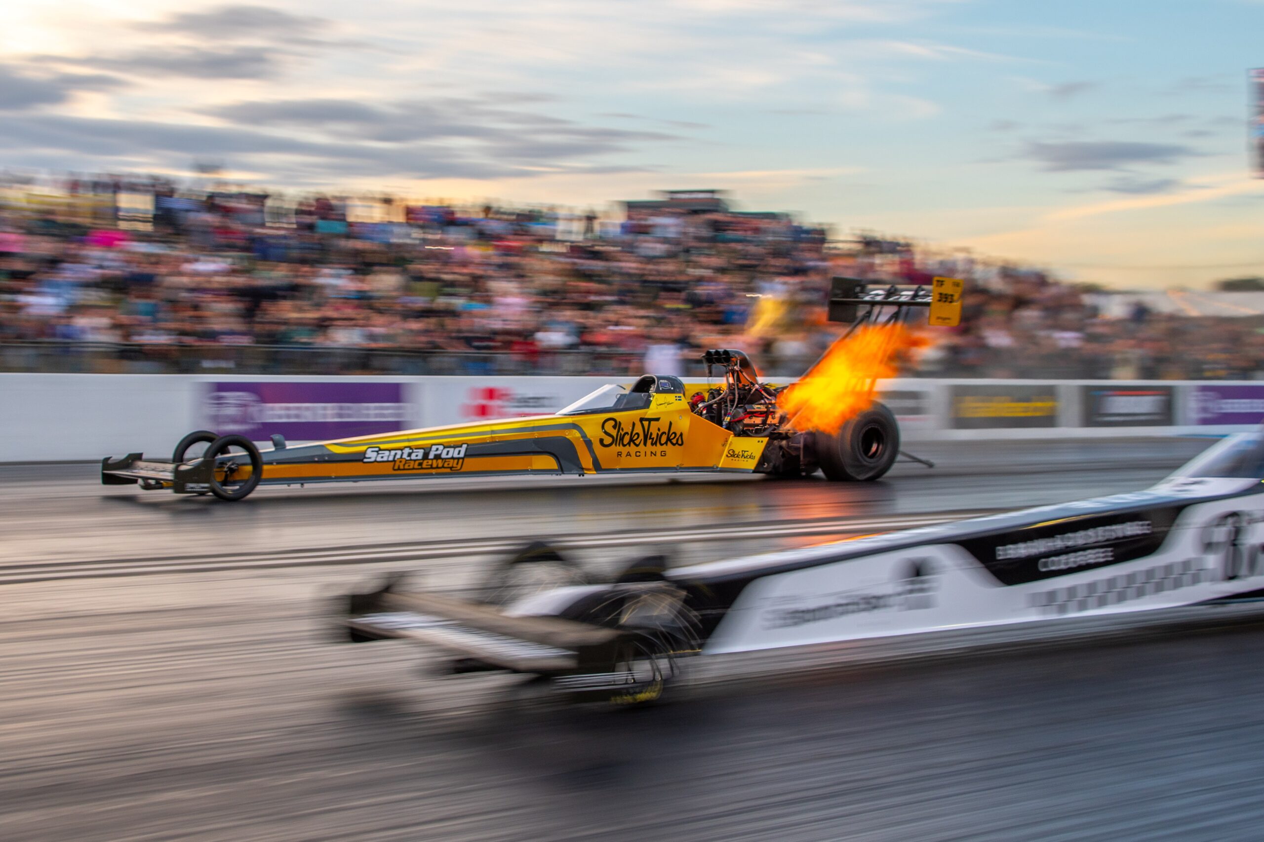 Santa Pod Raceway 60: Kekuatan Drag Racing Ilustrasi santa pod raceway untuk artikel Santa Pod Raceway 60: Markas Drag Racing yang Kian Kuat